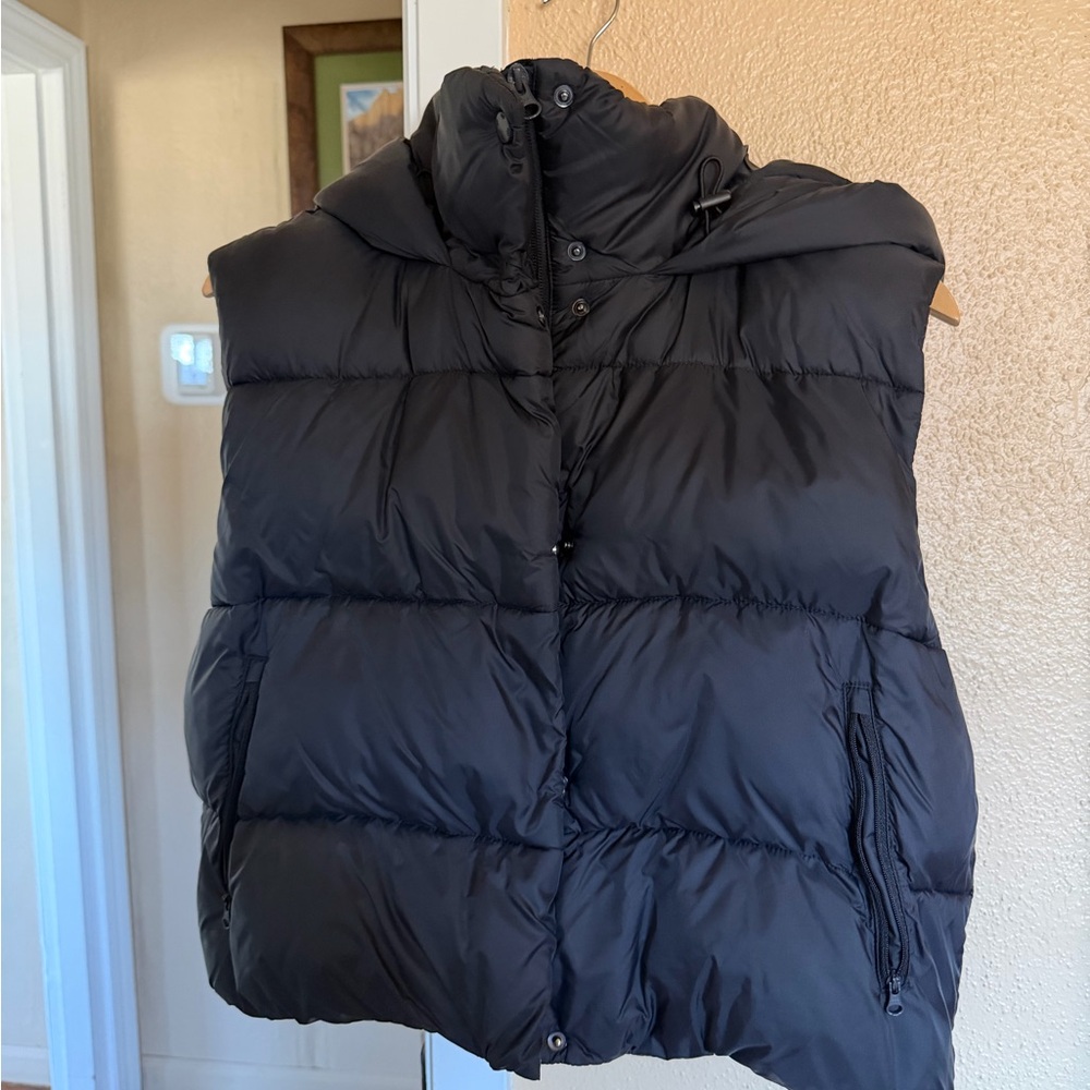 ALO Yoga Black Puffer Vest Gold Rush